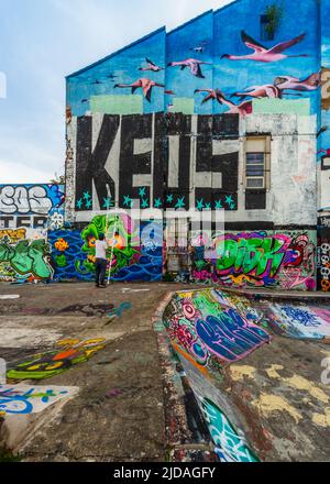 M. KEOS, artiste de rue appliquant de la peinture sur le mur du parc de skate de Jamaica Street, Baltic Triangle, Liverpool, Royaume-Uni Banque D'Images
