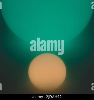 Orbes sphériques lumineux, un grand et un petit. Banque D'Images