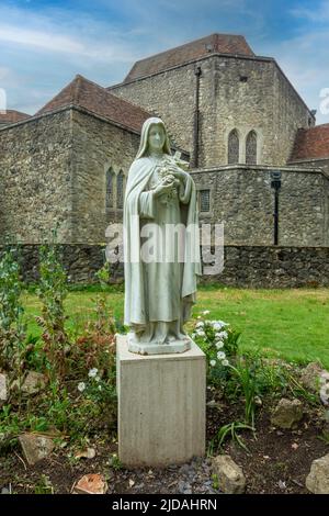 La statue de la Sainte Vierge Marie dans le Rocary Walk au Friars Aylesford Kent, Angleterre Banque D'Images