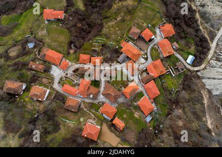 Vue aérienne de Kotani, village musulman de la préfecture de Xanthi en Grèce, près de la frontière entre la Grèce et la Bulgarie. Les maisons de la colonie sont très o Banque D'Images