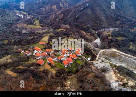 Vue aérienne de Kotani, village musulman de la préfecture de Xanthi en Grèce, près de la frontière entre la Grèce et la Bulgarie. Les maisons de la colonie sont très o Banque D'Images