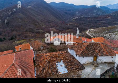 Vue aérienne de Kotani, village musulman de la préfecture de Xanthi en Grèce, près de la frontière entre la Grèce et la Bulgarie. Les maisons de la colonie sont très o Banque D'Images