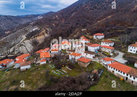 Vue aérienne de Kotani, village musulman de la préfecture de Xanthi en Grèce, près de la frontière entre la Grèce et la Bulgarie. Les maisons de la colonie sont très o Banque D'Images