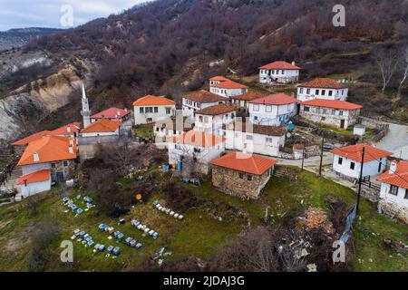 Vue aérienne de Kotani, village musulman de la préfecture de Xanthi en Grèce, près de la frontière entre la Grèce et la Bulgarie. Les maisons de la colonie sont très o Banque D'Images
