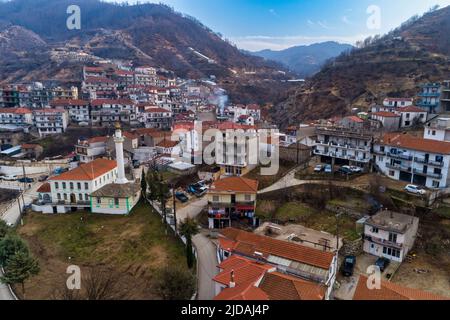 Vue aérienne de Myki, village de la préfecture de Xanthi, Grèce. Il appartient au groupe de villages de la préfecture avec la population musulmane, qui a Banque D'Images