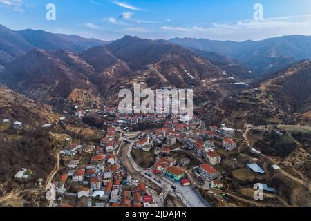 Vue aérienne de Myki, village de la préfecture de Xanthi, Grèce. Il appartient au groupe de villages de la préfecture avec la population musulmane, qui a Banque D'Images