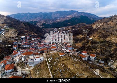 Vue aérienne de Myki, village de la préfecture de Xanthi, Grèce. Il appartient au groupe de villages de la préfecture avec la population musulmane, qui a Banque D'Images