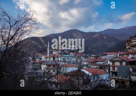 Thermes est un village montagnard de Pomak à Xanthi, à la frontière entre la Grèce et la Bulgarie. Thermes est populaire pour ses spas chauds, qui peuvent être trouvés tout autour de l' Banque D'Images