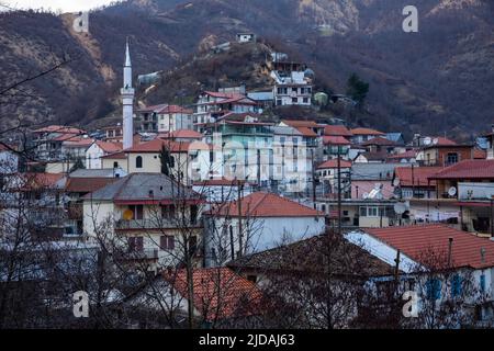 Thermes est un village montagnard de Pomak à Xanthi, à la frontière entre la Grèce et la Bulgarie. Thermes est populaire pour ses spas chauds, qui peuvent être trouvés tout autour de l' Banque D'Images
