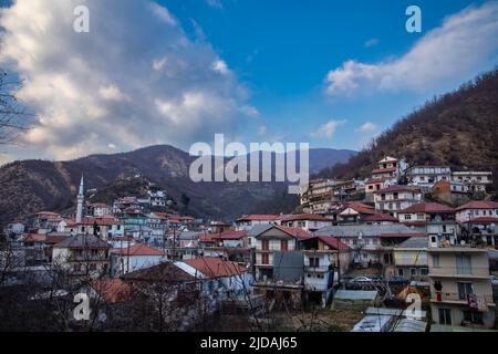 Thermes est un village montagnard de Pomak à Xanthi, à la frontière entre la Grèce et la Bulgarie. Thermes est populaire pour ses spas chauds, qui peuvent être trouvés tout autour de l' Banque D'Images