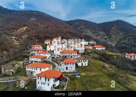 Vue aérienne de Kotani, village musulman de la préfecture de Xanthi en Grèce, près de la frontière entre la Grèce et la Bulgarie. Les maisons de la colonie sont très o Banque D'Images