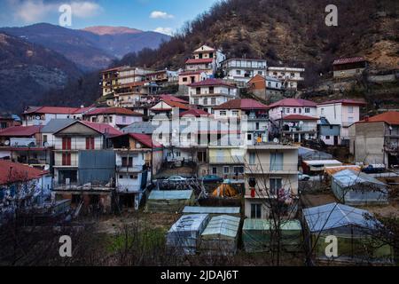 Thermes est un village montagnard de Pomak à Xanthi, à la frontière entre la Grèce et la Bulgarie. Thermes est populaire pour ses spas chauds, qui peuvent être trouvés tout autour de l' Banque D'Images