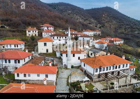 Vue aérienne de Kotani, village musulman de la préfecture de Xanthi en Grèce, près de la frontière entre la Grèce et la Bulgarie. Les maisons de la colonie sont très o Banque D'Images