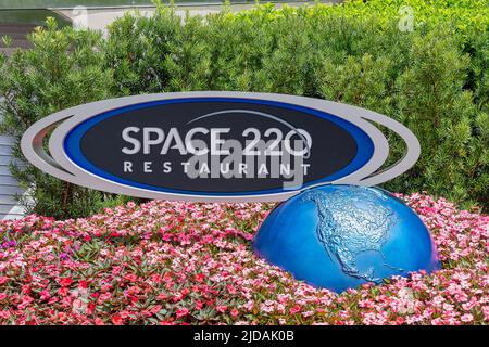 Panneau indiquant le nouveau restaurant Space 220 à Epcot Disney World Banque D'Images
