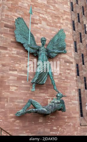 La statue de bronze victoire de Saint Michel sur le diable par Jacob Epstein est montée à l'extérieur de la nouvelle cathédrale de Coventry près de l'entrée. Banque D'Images
