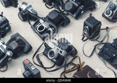 18.05.2022. Tbilissi, Géorgie. Appareils photo d'époque exposés au marché aux puces de Dry Bridge. Photo de haute qualité Banque D'Images