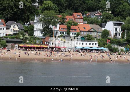 Hambourg, Hambourg, Allemagne. 18th juin 2022. Touristes appréciant la plage à Hambourg, Allemagne. La foule a grandi dans la zone touristique car des trains et des bus peuvent être emmenés n'importe où dans le pays après avoir acheté un billet de 9 euros par mois en Allemagne. (Credit image: © Tubal Sapkota/Pacific Press via ZUMA Press Wire) Banque D'Images