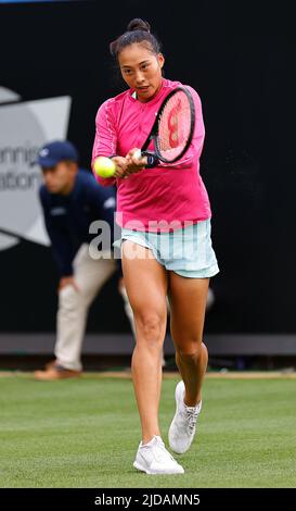 Devonshire Park, Eastbourne, Royaume-Uni. 19th juin 2022. Rothesy International série WTA 500 Tournoi de tennis de pelouse; Qinwen Zheng (CHN) joue contre Magdalena Frech (POL) crédit: Action plus Sports/Alay Live News Banque D'Images