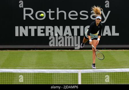 Devonshire Park, Eastbourne, Royaume-Uni. 19th juin 2022. Rothesy International WTA 500 série Tournoi de tennis de pelouse; Katie Boulter (GBR) sert à Tereza Martincova (CZE) crédit: Action plus Sports/Alay Live News Banque D'Images