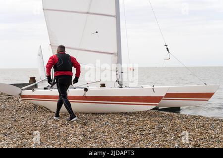 Kent, Royaume-Uni. 19th juin 2022. Tankerton 60 minutes de course de voile 'Commodore 3 & 4' a eu lieu sous l'eau saccadée dans un après-midi venteux d'été aujourd'hui.Credit: Xiu Bao/Alay Live News Banque D'Images