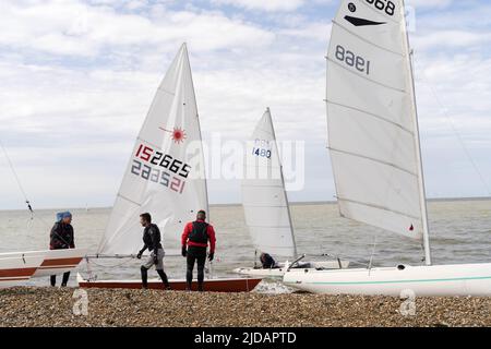 Kent, Royaume-Uni. 19th juin 2022. Tankerton 60 minutes de course de voile 'Commodore 3 & 4' a eu lieu sous l'eau saccadée dans un après-midi venteux d'été aujourd'hui.Credit: Xiu Bao/Alay Live News Banque D'Images