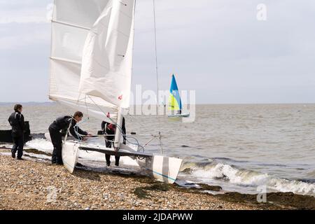 Kent, Royaume-Uni. 19th juin 2022. Tankerton 60 minutes de course de voile 'Commodore 3 & 4' a eu lieu sous l'eau saccadée dans un après-midi venteux d'été aujourd'hui.Credit: Xiu Bao/Alay Live News Banque D'Images