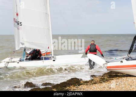 Kent, Royaume-Uni. 19th juin 2022. Tankerton 60 minutes de course de voile 'Commodore 3 & 4' a eu lieu sous l'eau saccadée dans un après-midi venteux d'été aujourd'hui.Credit: Xiu Bao/Alay Live News Banque D'Images