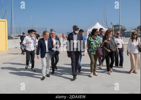 Catanzaro, Catanzaro, Italie. 19th juin 2022. Les membres de la Ligue ont vu la visite sur place. Le sénateur TONY CHIKE IWOBI, élu pour le Parti de la Ligue (Lega Nord), a visité la place des premiers secours des migrants dans le port de Roccella Jonica, dans la région de Calabre. SOUAD SBAI, un homme politique italien né à Marocco, a accompagné l'IWOBI de représentants régionaux de la Ligue, un parti politique de droite, pour évaluer les conditions critiques de la place de premiers secours et les conditions de travail des forces de sécurité locales. (Image de crédit : © Valeria Ferraro/ZUMA Press Wire) Banque D'Images