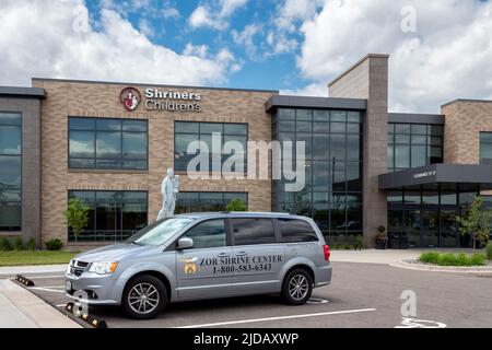 WOODBURY, MN, États-Unis - 16 JUIN 2022 : établissement Shriners Hospitals for Children et logo de la marque. Banque D'Images