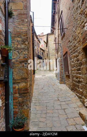 Très étroite rue piétonne sinueuse il est le chemin à travers la ville fortifiée de Volterra en Toscane, Italie. Banque D'Images