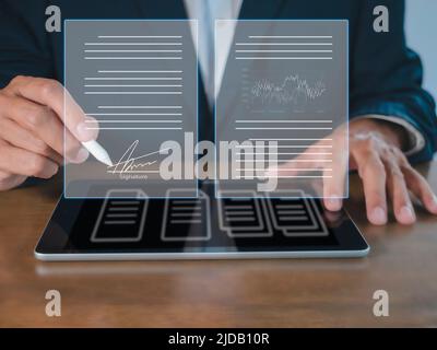 Les hommes d'affaires utilisent la signature électronique de signature de stylo sur la signature électronique, la gestion de documents de feuille de données, le concept de bureau sans papier. Homme d'affaires utilisant St Banque D'Images