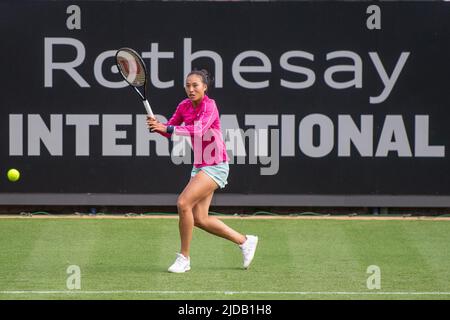 EASTBOURNE, ANGLETERRE - JUIN 19: Qinwen Zheng de Chine regarde un match d'oignon contre le Frech de Magdalena pendant les singles féminins au Parc du Devonshire sur 19 juin 2022 à Eastbourne, Angleterre. (Photo de Sebastian Frej) crédit: Sebo47/Alamy Live News Banque D'Images