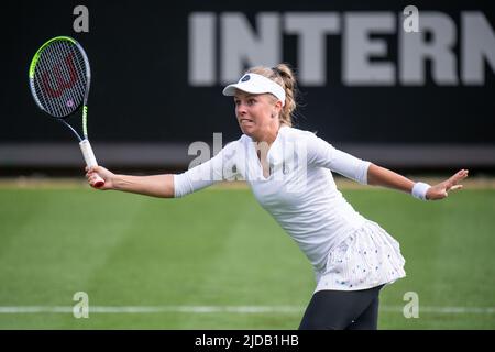 EASTBOURNE, ANGLETERRE - JUIN 19: Magdalena Frech, de Pologne, joue contre Qinwen Zheng pendant les singles féminins au Parc du Devonshire sur 19 juin 2022, à Eastbourne, en Angleterre. (Photo de Sebastian Frej) crédit: Sebo47/Alamy Live News Banque D'Images