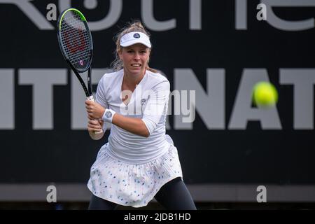 EASTBOURNE, ANGLETERRE - JUIN 19: Magdalena Frech, de Pologne, joue contre Qinwen Zheng pendant les singles féminins au Parc du Devonshire sur 19 juin 2022, à Eastbourne, en Angleterre. (Photo de Sebastian Frej) crédit: Sebo47/Alamy Live News Banque D'Images