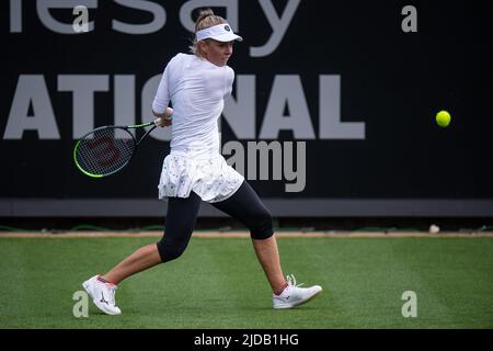 EASTBOURNE, ANGLETERRE - JUIN 19: Magdalena Frech, de Pologne, joue contre Qinwen Zheng pendant les singles féminins au Parc du Devonshire sur 19 juin 2022, à Eastbourne, en Angleterre. (Photo de Sebastian Frej) crédit: Sebo47/Alamy Live News Banque D'Images