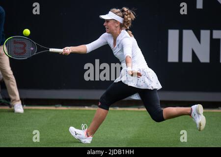 EASTBOURNE, ANGLETERRE - JUIN 19: Magdalena Frech, de Pologne, joue contre Qinwen Zheng pendant les singles féminins au Parc du Devonshire sur 19 juin 2022, à Eastbourne, en Angleterre. (Photo de Sebastian Frej) crédit: Sebo47/Alamy Live News Banque D'Images