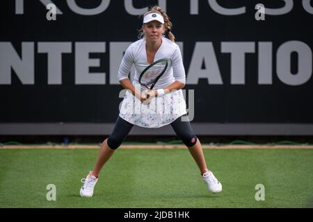 EASTBOURNE, ANGLETERRE - JUIN 19: Magdalena Frech, de Pologne, joue contre Qinwen Zheng pendant les singles féminins au Parc du Devonshire sur 19 juin 2022, à Eastbourne, en Angleterre. (Photo de Sebastian Frej) crédit: Sebo47/Alamy Live News Banque D'Images