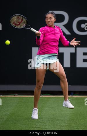 EASTBOURNE, ANGLETERRE - JUIN 19 : Qinwen Zheng, de Chine, joue un volley à l'avant-garde contre Magdalena Frech pendant les singles féminins au parc Devonshire sur 19 juin 2022 à Eastbourne, en Angleterre. (Photo de Sebastian Frej) crédit: Sebo47/Alamy Live News Banque D'Images