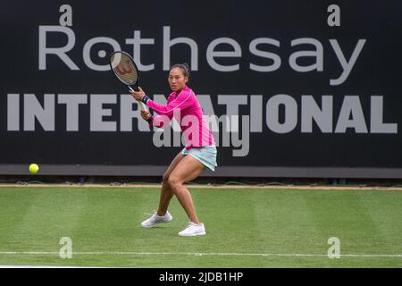 EASTBOURNE, ANGLETERRE - JUIN 19 : Qinwen Zheng, de Chine, joue un volley à l'avant-garde contre Magdalena Frech pendant les singles féminins au parc Devonshire sur 19 juin 2022 à Eastbourne, en Angleterre. (Photo de Sebastian Frej) crédit: Sebo47/Alamy Live News Banque D'Images