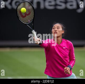 EASTBOURNE, ANGLETERRE - JUIN 19 : Qinwen Zheng, de Chine, joue un volley à l'avant-garde contre Magdalena Frech pendant les singles féminins au parc Devonshire sur 19 juin 2022 à Eastbourne, en Angleterre. (Photo de Sebastian Frej) crédit: Sebo47/Alamy Live News Banque D'Images