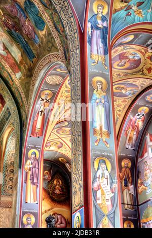 Fresques religieuses colorées à l'intérieur de la Sainte Église Saint-Nicolas à Koukaki; Athènes, Grèce Banque D'Images