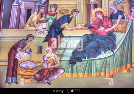 Gros plan de la fresque religieuse colorée de la naissance de la Vierge Marie, à l'intérieur de l'église Sainte de Saint Nicolas à Koukaki; Athènes, Grèce Banque D'Images