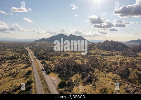 Vue aérienne de l'Interstate 10 en Arizona en traversant le Texas Canyon Banque D'Images