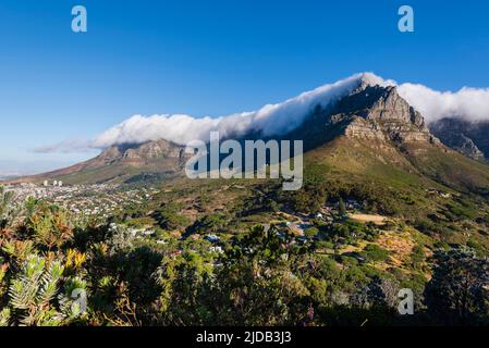 Formation de nuages créant l'effet de nappe au-dessus de Table Mountain avec une vue d'ensemble de la ville du Cap depuis signal Hill Banque D'Images