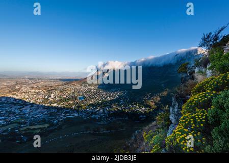 Formation de nuages créant l'effet de nappe au-dessus de Table Mountain avec une vue d'ensemble de la ville du Cap depuis signal Hill Banque D'Images