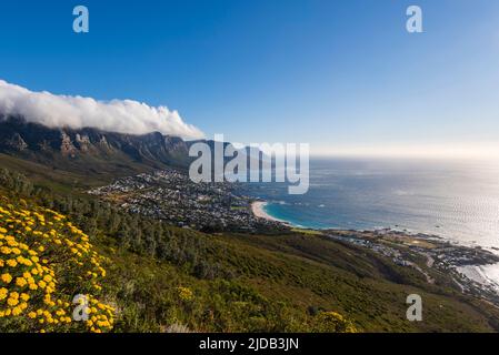 Formation de nuages créant un effet toile de table sur la chaîne de montagnes des douze Apôtres avec une vue d'ensemble de la ville du Cap et de camps Ba... Banque D'Images