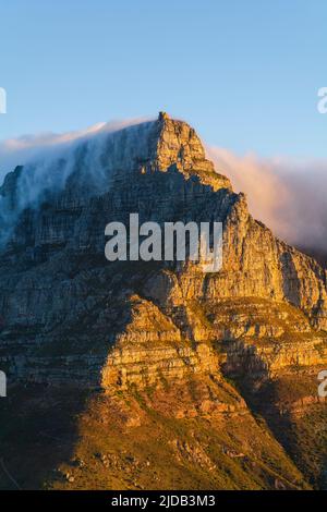 Vue de la montagne de la Table ensoleillée depuis Lion's Head avec une formation de nuages créant un effet de toile de table sur les sommets de la montagne Banque D'Images