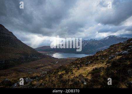 Soleil brisant à travers le nuage lourd près de Kinlochewe, Torridon; Écosse, Royaume-Uni Banque D'Images