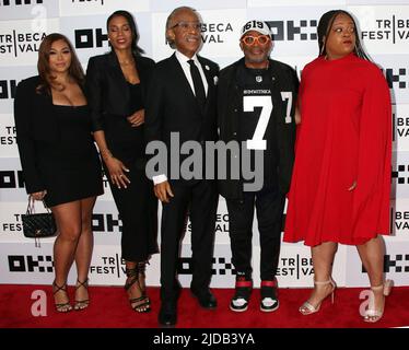 18 juin 2019, Aisha McShaw, rév. Al Sharpton, Spike Lee assister à la 2022 première de Loudmouth au BMCC Tribeca Performing Arts Centre à New York 18 juin 2019 Credit:RW/MediaPunch Banque D'Images