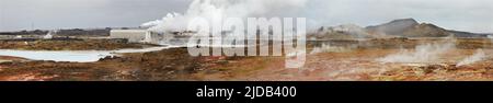 Gunnuhver Hot Springs et fumeroles, avec une centrale géothermique adjacente près de Grindavik, péninsule de Reykjanes; sud-ouest de l'Islande, Islande Banque D'Images